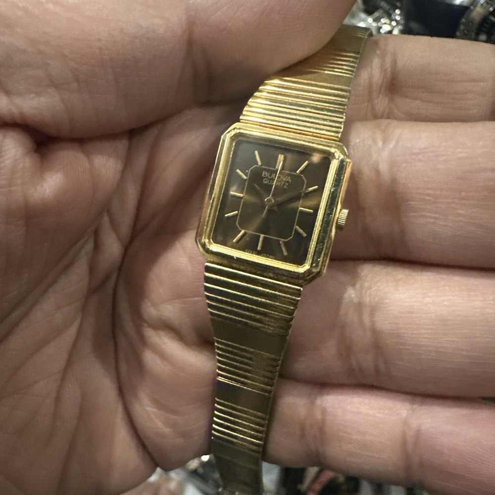 Working Vintage Bulova Brown Dial Womens Watch Gold Tone Quartz 19mm Fit 6.25